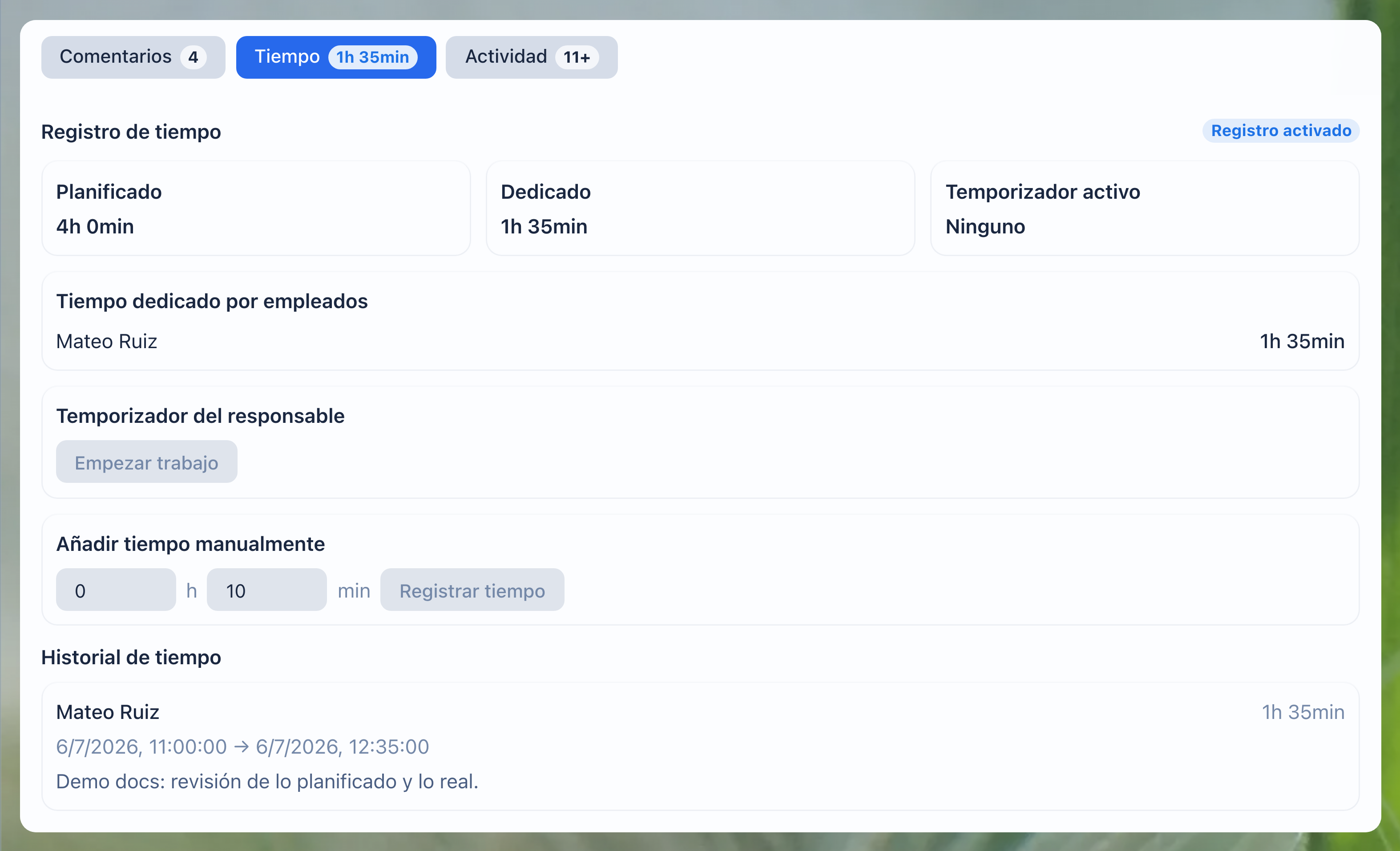 Resumen de tiempo con tiempo planificado, tiempo dedicado, totales por empleado e historial de tiempo en una tarea